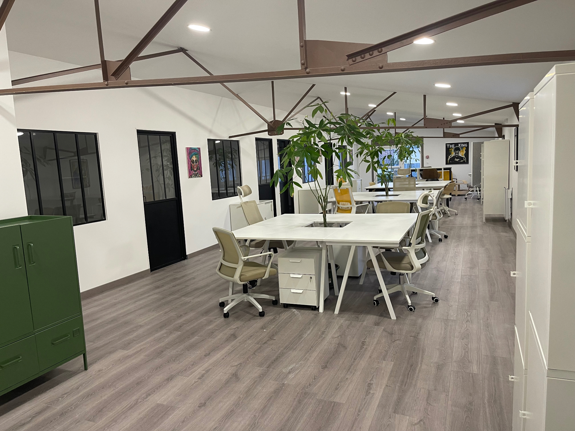 Open space lumineux des Bureaux Partagés à Poitiers